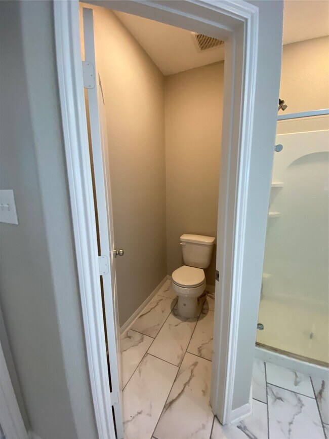 Building Photo - 16620 Merry Pines Dr