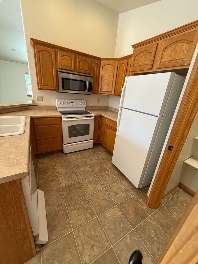 Building Photo - Large 3-Bedroom Condo for Rent!