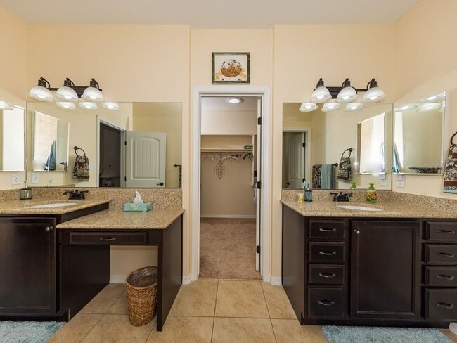 Building Photo - Furnished pool home for rent!