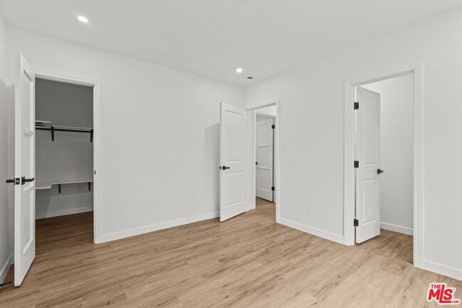 Building Photo - 542 N Genesee Ave