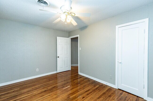 Building Photo - Cute 3/1 close to TEch and Medical