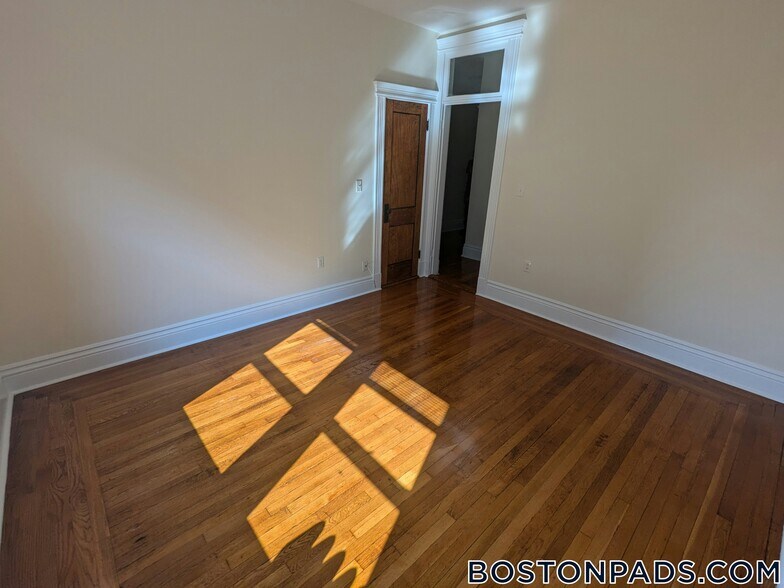 Building Photo - 31 Park Dr