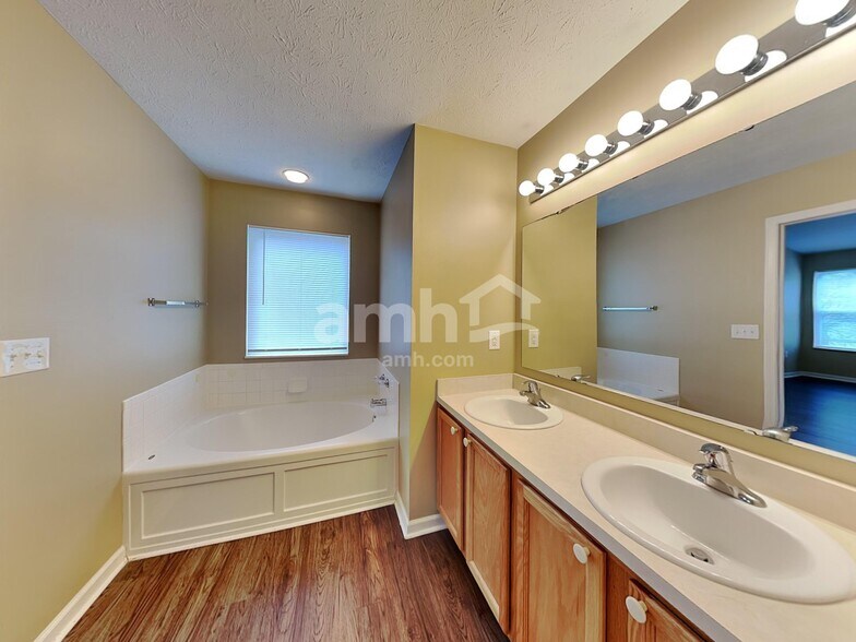 Building Photo - 12276 Carriage Stone Dr