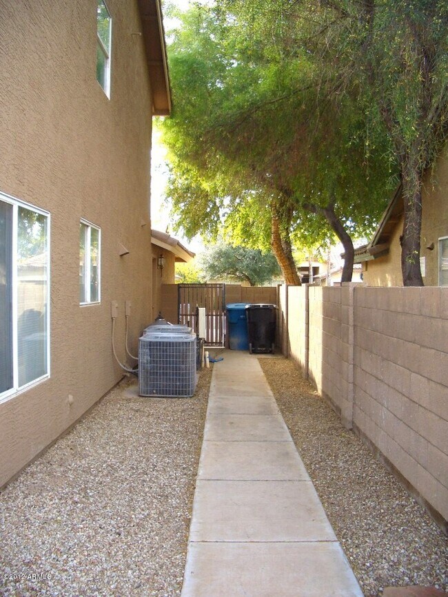 Building Photo - 454 E Baylor Ln