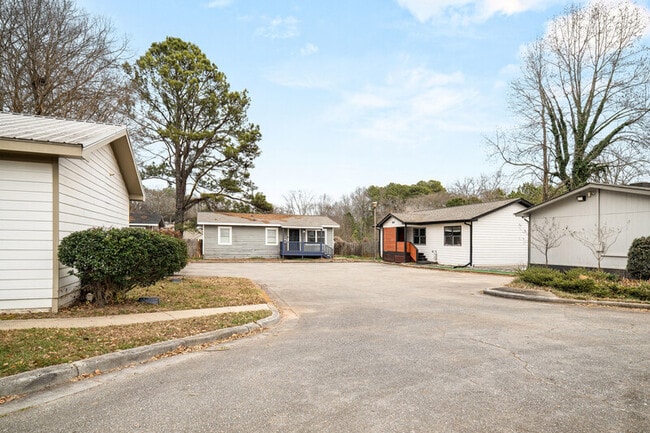 Building Photo - 866 United Ave SE