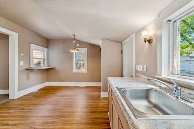 Building Photo - 537 Maumee Ave