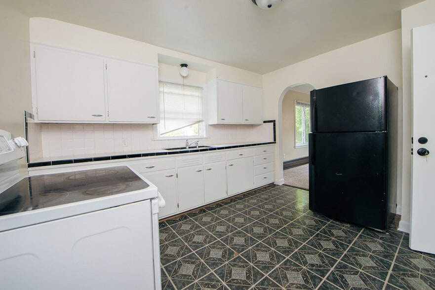 Kitchen - 209 Kedzie St