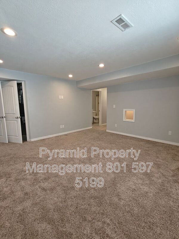 Building Photo - 2896 E Lookout Dr