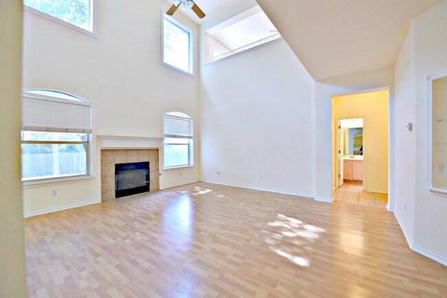 Building Photo - 4220 N Summercrest Loop
