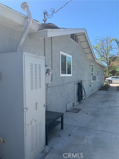 Building Photo - 417 S Flower St