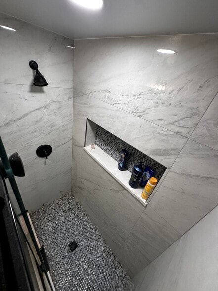 Bathroom/shower - 1827 N Marshfield Ave