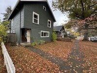 Building Photo - 2 Bedroom Triplex Unit in Springfield