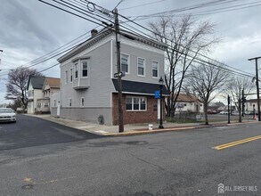 Building Photo - 556 Roosevelt Ave