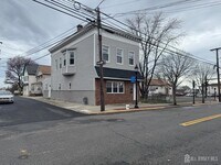 Building Photo - 556 Roosevelt Ave