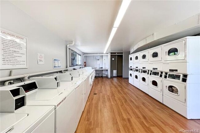 Building Photo - Views and Location!