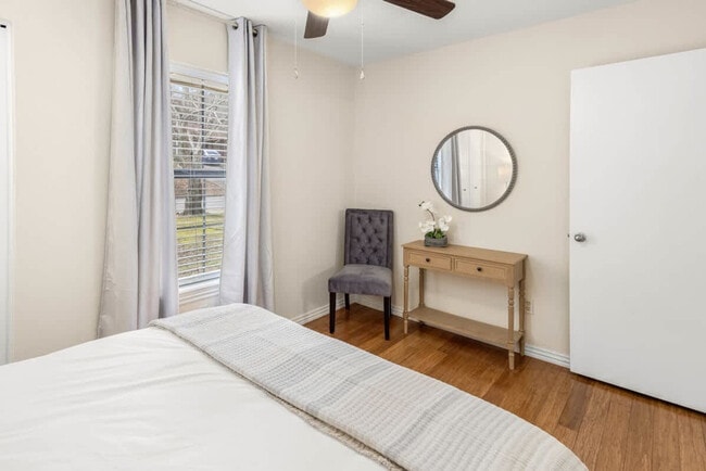 Building Photo - 2110 Loren Cir