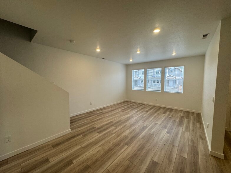 Family Area - 4138 W Perspective St