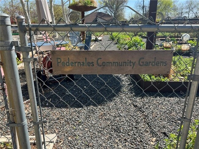 Building Photo - 2401 E 6th St