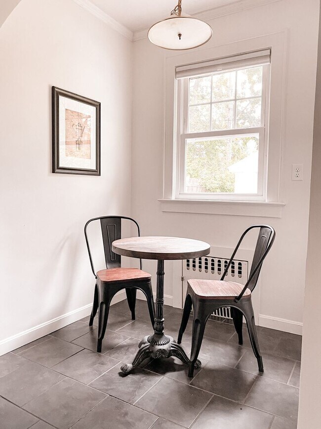 Building Photo - NEWLY REDUCED PRICE - Short-Term Single Fa...
