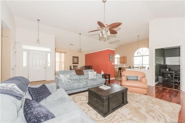 Building Photo - Spacious 4BR House in Charlotte