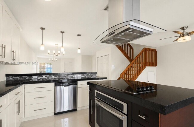 Building Photo - 2561 W 60th Pl
