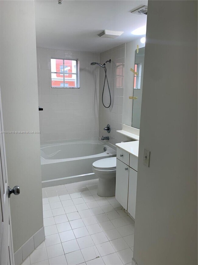 Building Photo - 17150 N Bay Rd