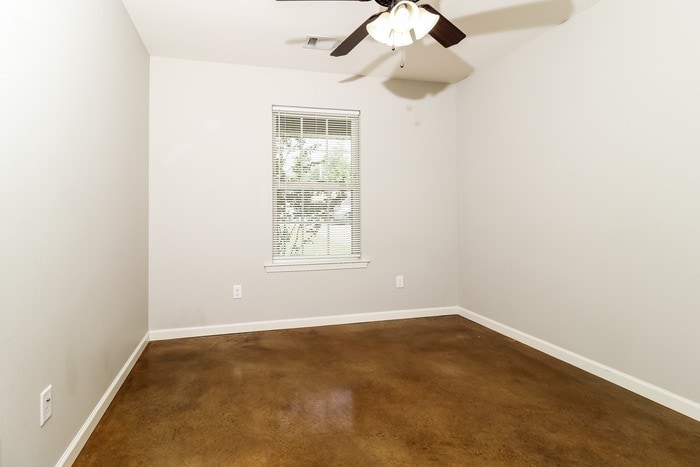 Building Photo - 5813 Heritage Heights Dr