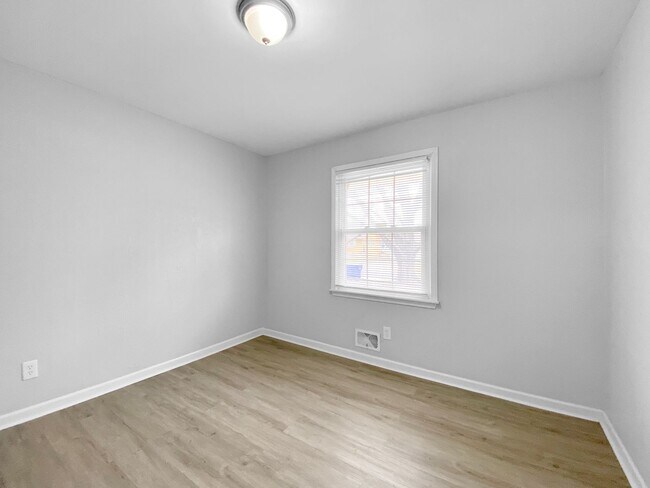 Building Photo - Beautiful 3 Bed 2.5 Bath Ranch Home with Garage in Raytown, MO