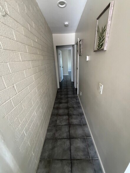 Building Photo - 8130 W Amelia Ave