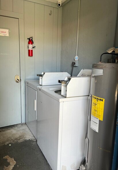 Laundry facilities. - 7006 Midnight Pass Rd