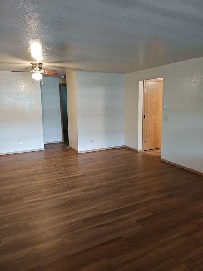 Building Photo - Two bedroom with den! Washer and dryer in unit! Ground Floor Unit.
