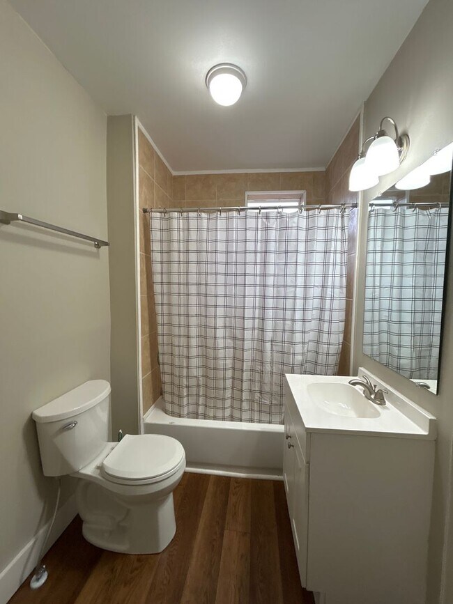 Building Photo - ** Move IN Special ** 2 bedroom 1 bath hom...