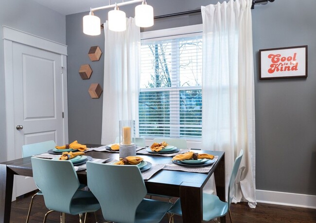 Building Photo - 3 Bed, 3 Bath East Nashville Beauty!