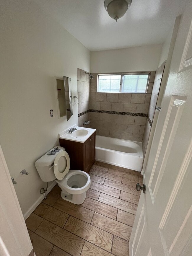 Building Photo - 1926 1/2 Daly Street-