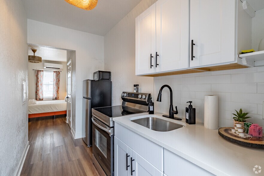 ADA Compliant Studio, 1BA - 440SF - Kitchen - 805 4th Ave N, St. Petersburg, FL 33701