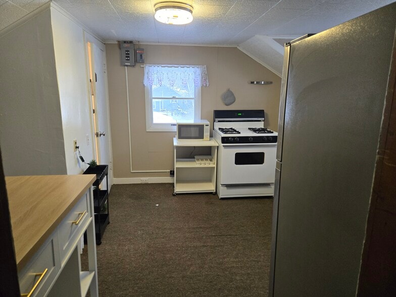 Kitchen 4 - 504 N Rath Ave