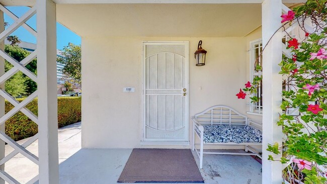 Building Photo - 1107 S Bundy Dr