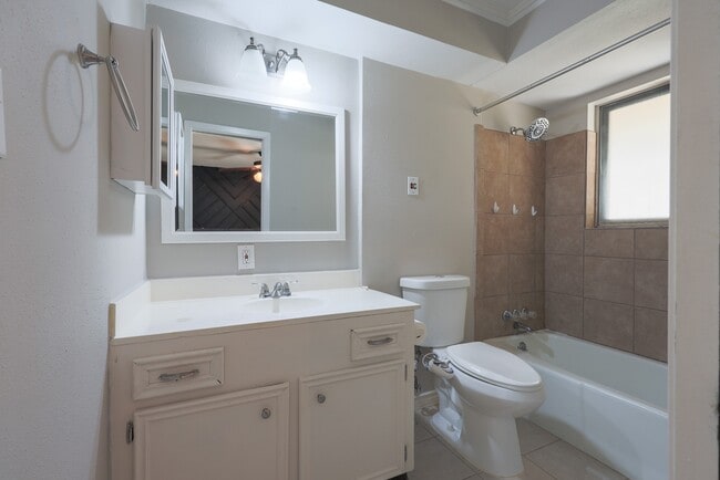 Building Photo - 20427 Lakeside Dr