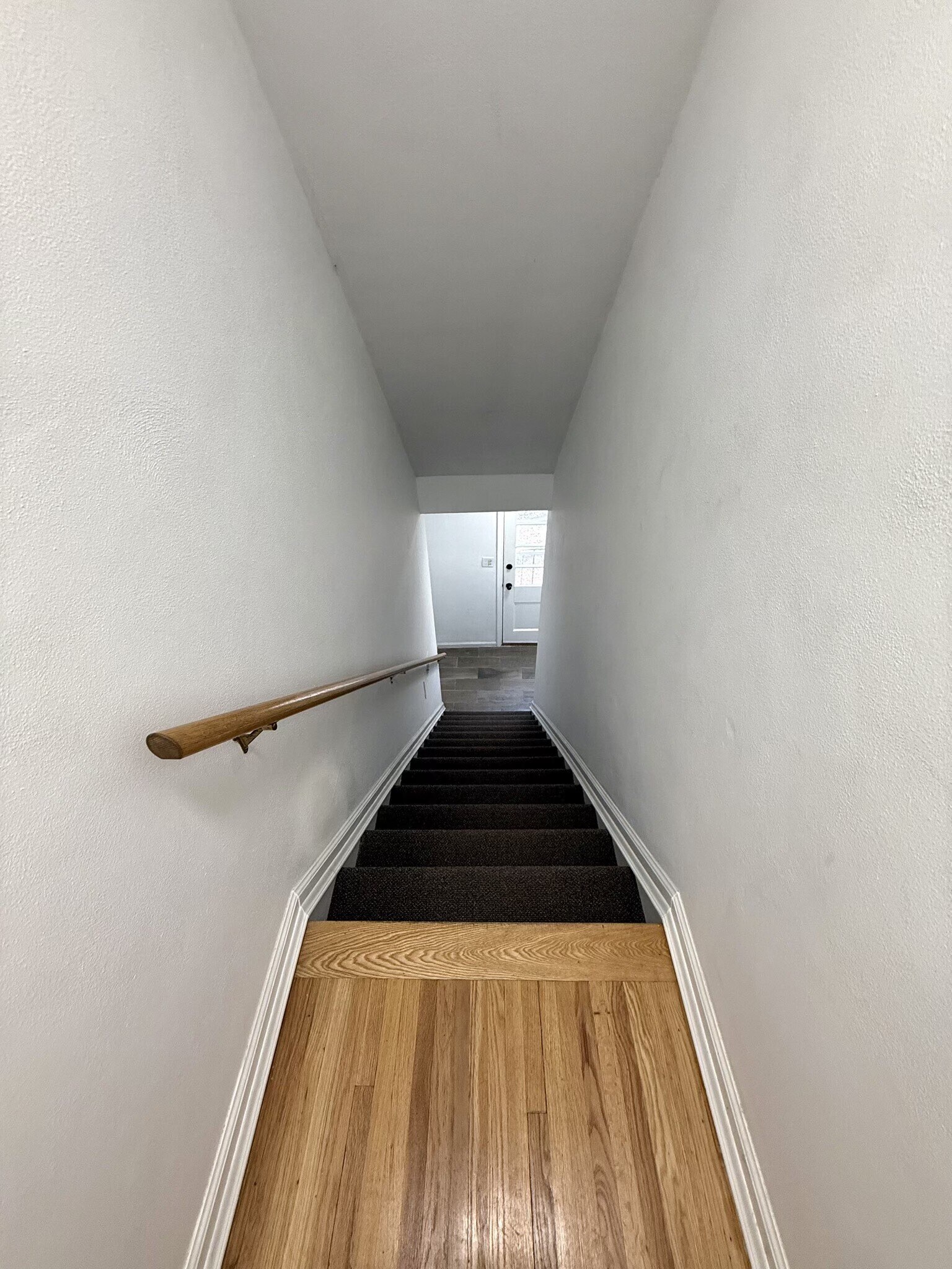 Private Entrance/Foyer - 1009 9th St S