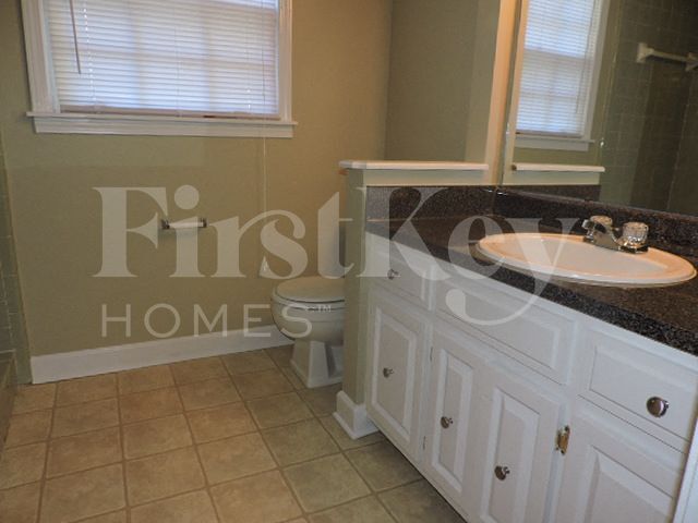 Building Photo - 8601 Thorncliff Fairway