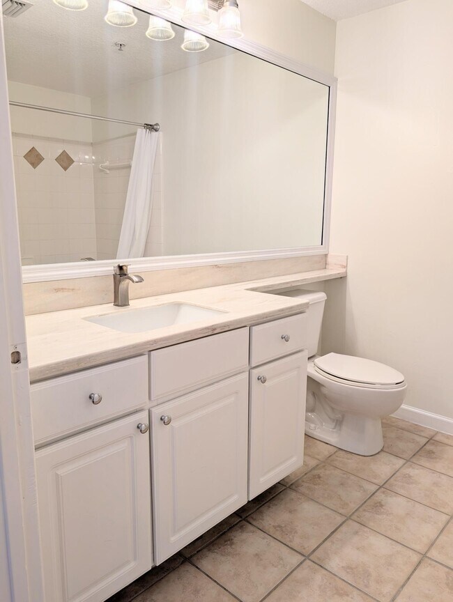 Building Photo - 3210 Myrtlewood Cir E