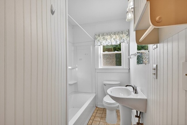 Building Photo - 250 Gillespie Dr NE