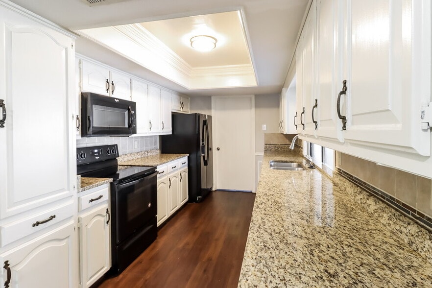 Building Photo - 5065 Pemberton Ln