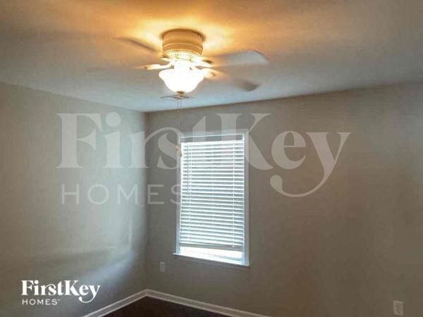 Building Photo - 956 Woodbury Rd