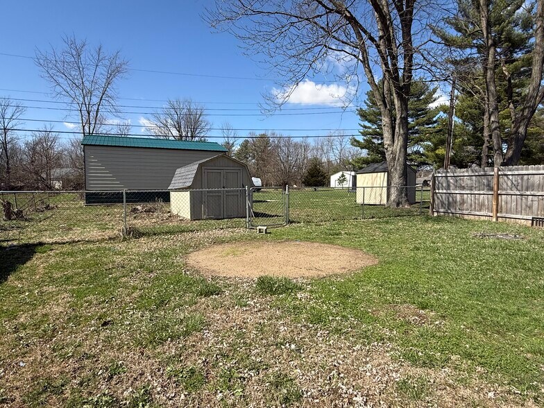 Building Photo - 916 N Avon Ave