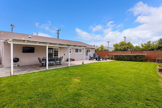 Building Photo - 3 bed 1.5 baths + 2 car garage with a larg...