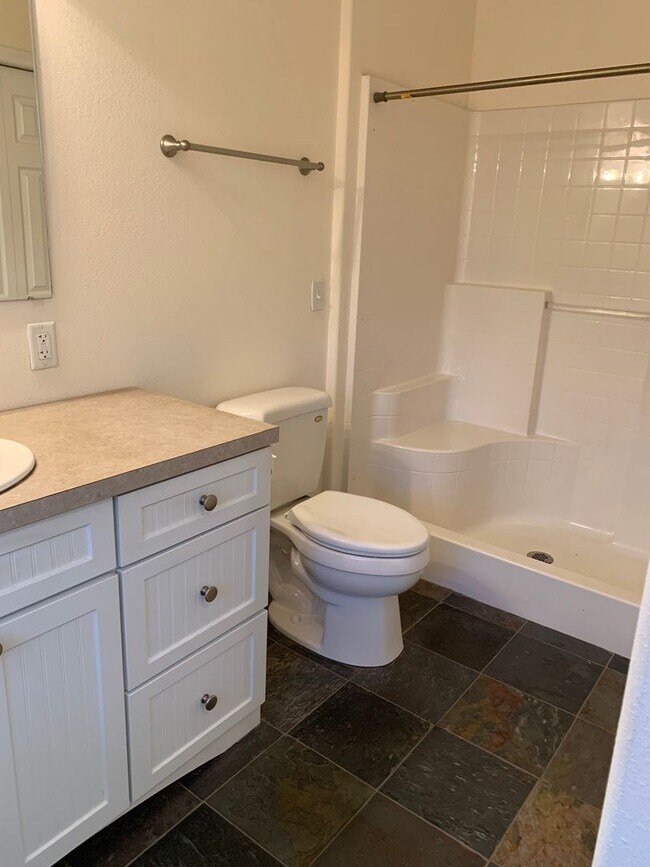 Building Photo - Charming Single-Level Rancher – 2 Bed, 2 Bath
