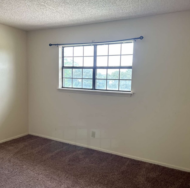 Building Photo - 57 W Elmwood Dr