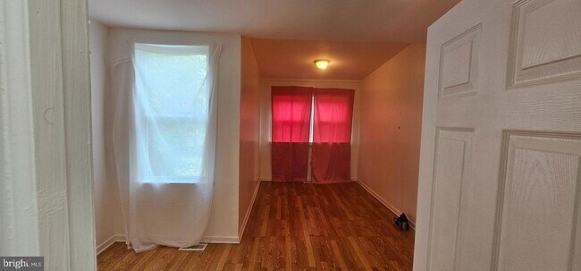 Building Photo - 2548 Oswego Ave