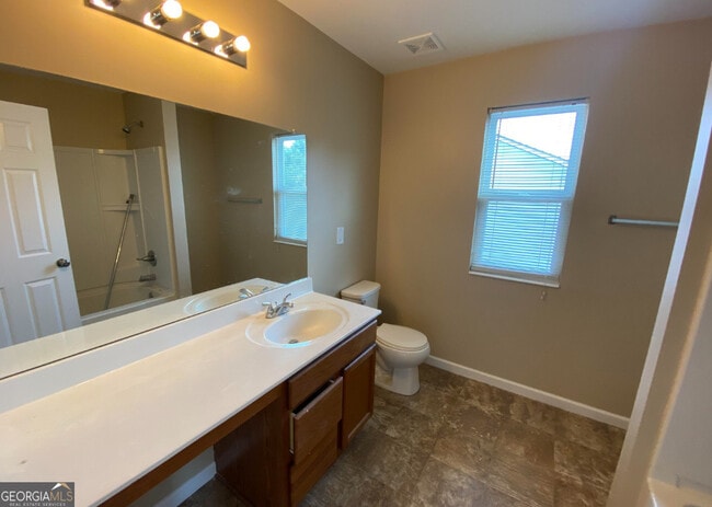 Building Photo - 1677 Shire Village Dr